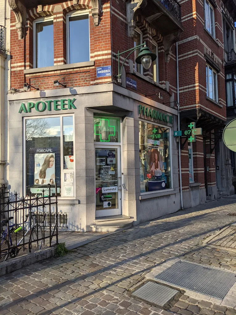 Devanture de la Pharmacie Ambiorix, Square Ambiorix à Bruxelles